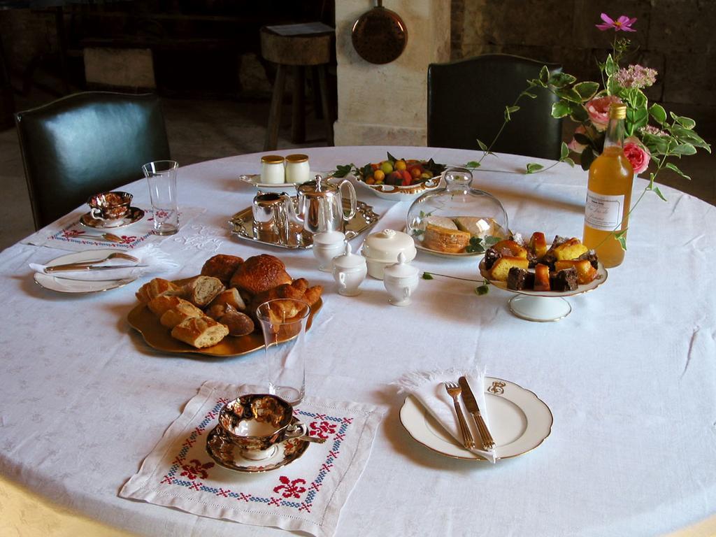 Le Chateau De Bonnemare - Bed And Breakfast Radepont Exteriör bild